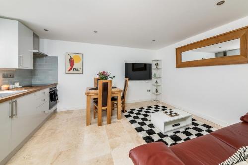 Oxford, St Clements, 2-Bed, Minutes to Centre with Private Garden Courtyard – khách sạn tại St Clements