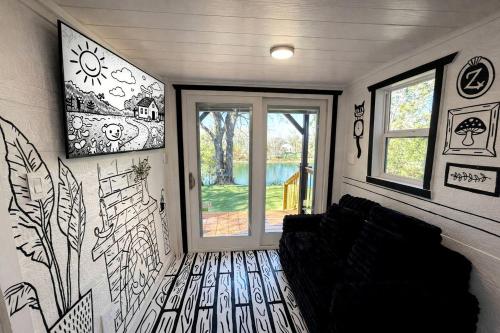 Whimsical Lakefront Tiny Home with Hand-Drawn Doodle Design Near Bastrop, Texas in 埃爾金