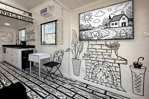 Whimsical Lakefront Tiny Home with Hand-Drawn Doodle Design Near Bastrop, Texas in 埃爾金