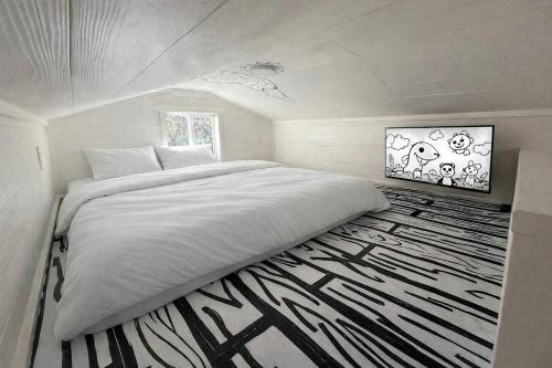 Whimsical Lakefront Tiny Home with Hand-Drawn Doodle Design Near Bastrop, Texas in 埃爾金