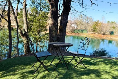 Whimsical Lakefront Tiny Home with Hand-Drawn Doodle Design Near Bastrop, Texas in 埃爾金