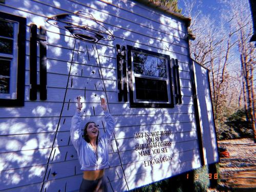 Whimsical Lakefront Tiny Home with Hand-Drawn Doodle Design Near Bastrop, Texas in 埃爾金