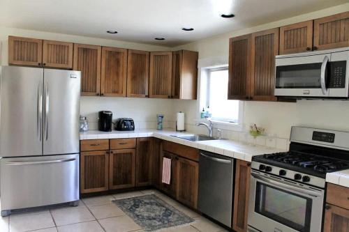 Charming Dog-Friendly Beach House with Fire Pit & Jetted Tub Near Carters Beach in Hancock, Maine in Hancock (ME)