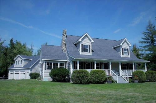 Charming Dog-Friendly Beach House with Fire Pit & Jetted Tub Near Carters Beach in Hancock, Maine in Hancock (ME)
