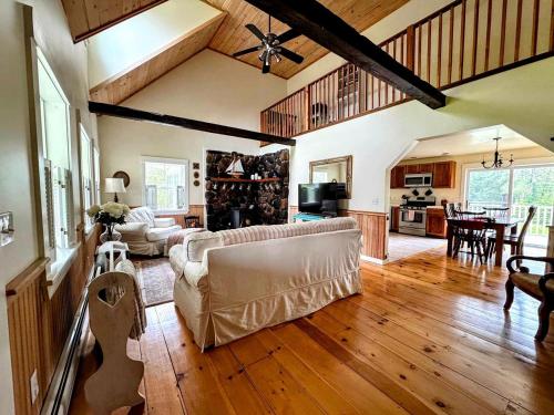 Charming Dog-Friendly Beach House with Fire Pit & Jetted Tub Near Carters Beach in Hancock, Maine in Hancock (ME)