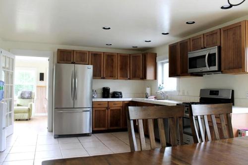 Charming Dog-Friendly Beach House with Fire Pit & Jetted Tub Near Carters Beach in Hancock, Maine in Hancock (ME)