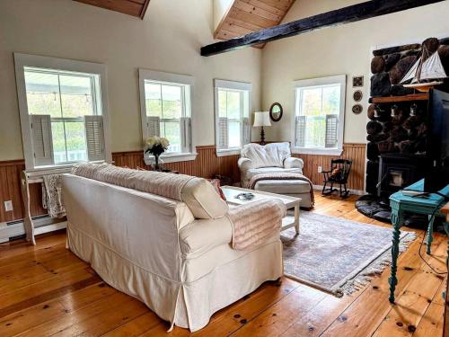 Charming Dog-Friendly Beach House with Fire Pit & Jetted Tub Near Carters Beach in Hancock, Maine in Hancock (ME)