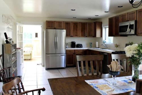 Charming Dog-Friendly Beach House with Fire Pit & Jetted Tub Near Carters Beach in Hancock, Maine in Hancock (ME)