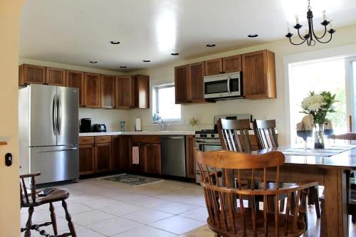 Charming Dog-Friendly Beach House with Fire Pit & Jetted Tub Near Carters Beach in Hancock, Maine in Hancock (ME)