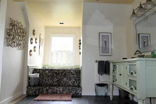Charming Dog-Friendly Beach House with Fire Pit & Jetted Tub Near Carters Beach in Hancock, Maine in Hancock (ME)