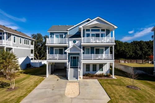 Spacious Coastal Retreat with Pool, Hot Tub, Game Room & Private Balconies in Corolla, North Carolin – khách sạn tại Corolla