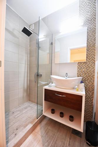 L9 Top Central Rooms and Apartments 2 - image 3