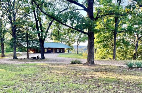 . Secluded Riverfront Cabin with Bluff Views, Gated Privacy & Scenic Trail Access in Tahlequah, Oklahoma