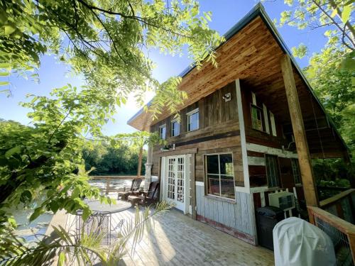. Light-Filled Lakeside Cabin with Private 15-Acre Spring-Fed Lake Near Downtown Excelsior Springs, Missouri