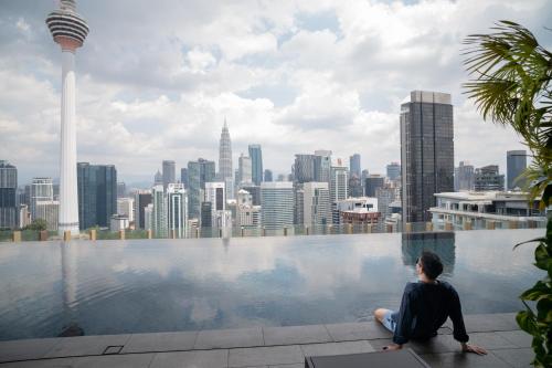 Ceylonz Suites KLCC Infinity Pool by KL Tower View - image 3