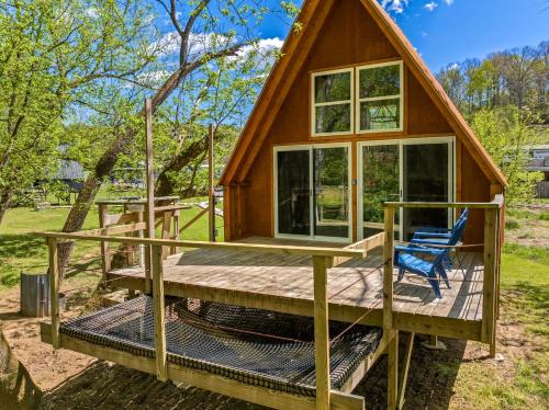 Creekside A-Frame Retreat with Treehouse Views, Hammock Lounge & Indoor-Outdoor Shower in New Port, Tennessee