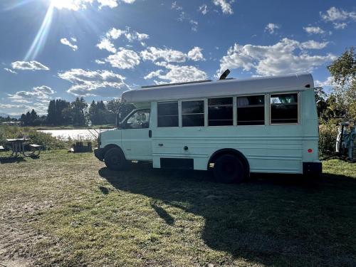 . Coastal Style Bus Farm Retreat with Pond Dock and Peaceful Nature Views in Stillwater, Pennsylvania