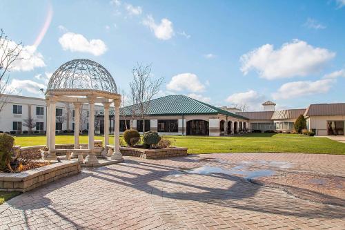 Clarion Inn Elmhurst - Oak Brook near I-88, I-290, I-294 in Elmhurst, USA