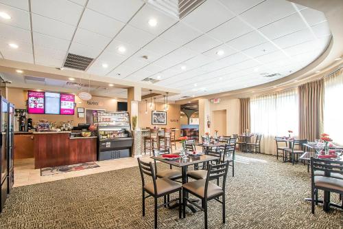 Restaurant, Clarion Inn Elmhurst - Oak Brook near I-88, I-290, I-294 in Elmhurst