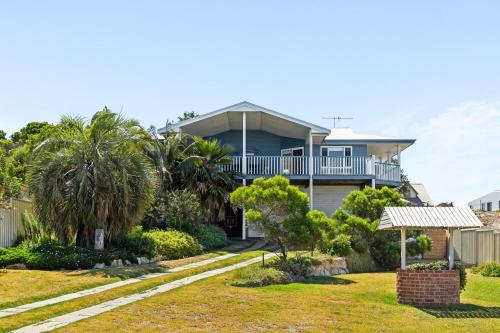Large Pet-Friendly Falcon Bayview Beach House with Ocean Views – khách sạn tại Falcon