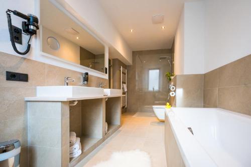 2 bedrooms, 4 beds