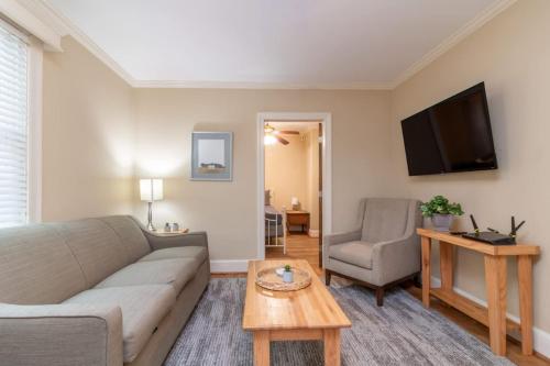 Large BnB - The White House & Cottage in Columbus, USA