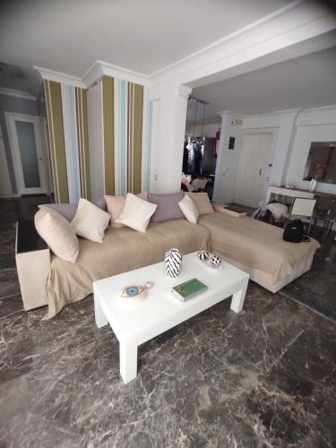 Apartment Glyfada Athens at One o One Seven, bright and spacious apartment located on the first floor with no elevator, Atenas
