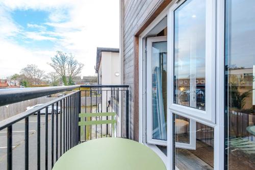 陽台/露台, Centrally Located Formby Flat by 53 Degrees Property, Perfect for Work & Leisure in 福姆比