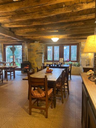 Restoran, Casa Rural Ecologica Kaano Etxea el Bosque y la Naturaleza Sentir in Jaunsaras