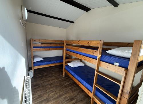 2 twin beds