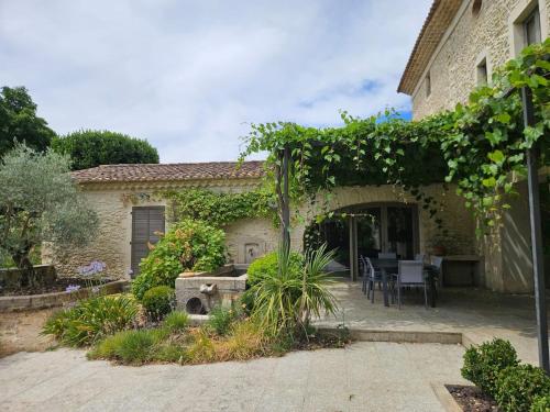 Très belle maison familiale avec piscine (Tres belle maison familiale avec piscine) in La Batie-Rolland