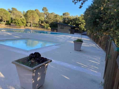 Swimming pool, Appartement 65m2 avec Piscine et Rez de jardin 80m2 in Capitou