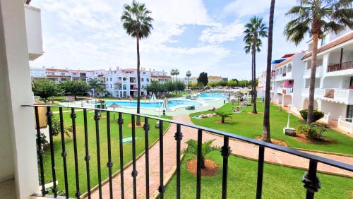 Espacio luminoso, enorme terraza, piscinas y playa
