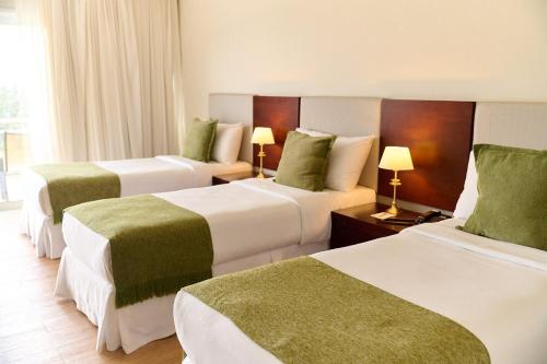 3 twin beds