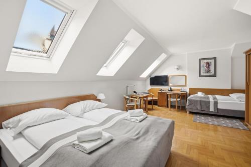 3 twin beds