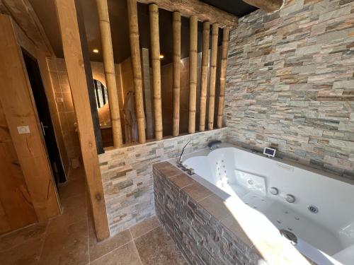 Удобства, Maison romantique avec jacuzzi privatif in Mittainville