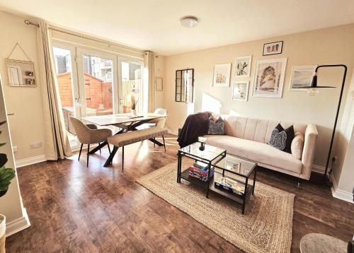 Modern 5 Bedroom Townhouse with Free Parking, Glasgow
