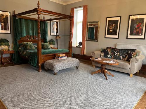 Cader en suite at Pen Y Coed Hall exclusive Luxury Hot Tub in 多爾蓋萊鎮中心