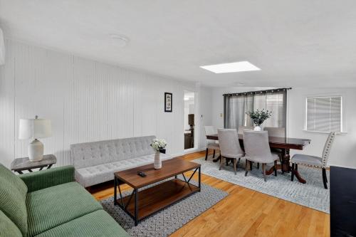 Spacious 5Br home in Malden with AC & heat in 馬爾登