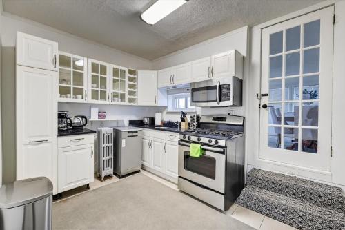 Spacious 5Br home in Malden with AC & heat in 馬爾登
