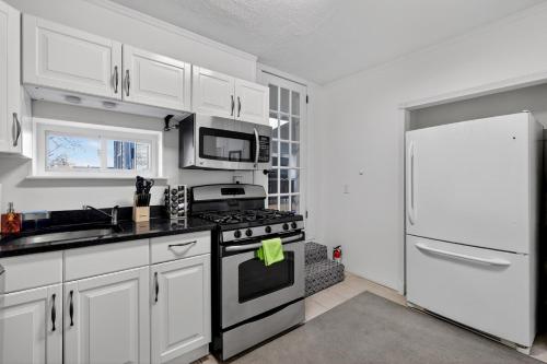 Spacious 5Br home in Malden with AC & heat in 馬爾登