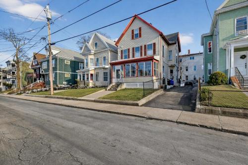Spacious 5Br home in Malden with AC & heat in 馬爾登