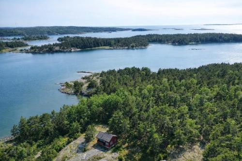 Seaside cottage on Tjärnö 50m from the ocean (Seaside cottage on Tjarno 50m from the ocean) in Daftö