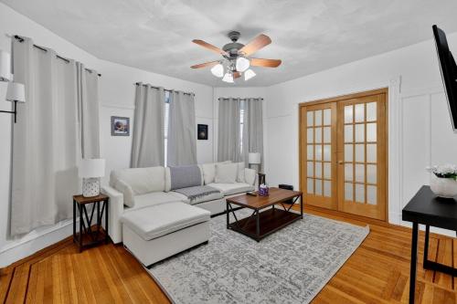 Spacious 2Br home in Malden with AC & heat in 馬爾登