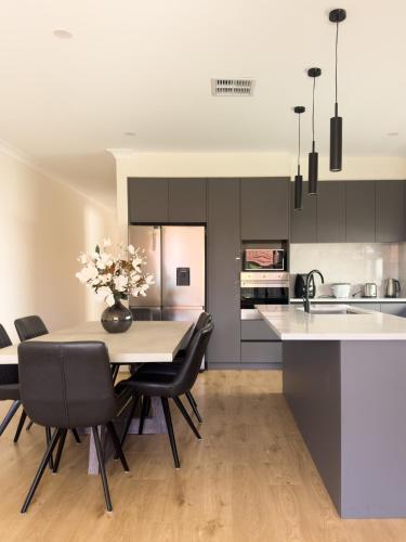 Galaxy Homes - City & Coast Luxury Retreat in Mitchell Park