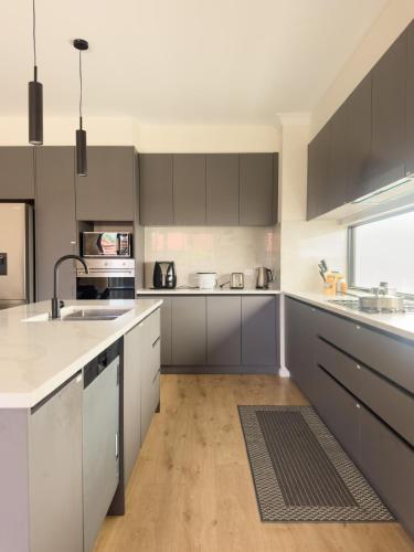 Galaxy Homes - City & Coast Luxury Retreat in Mitchell Park