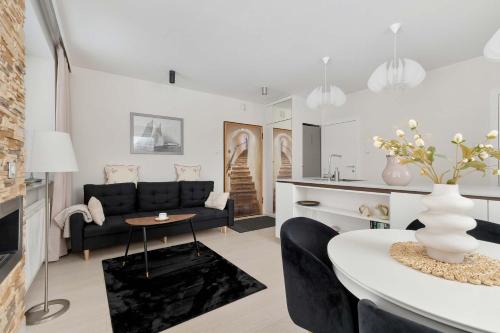 Elegant One Bedroom Apartment with Underground Parking by Noclegi Renters – khách sạn tại Karwiny