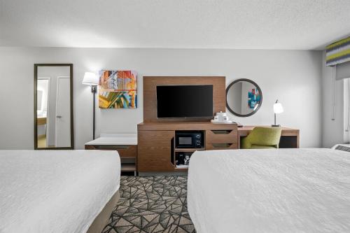 Hampton Inn Bloomington West - image 32