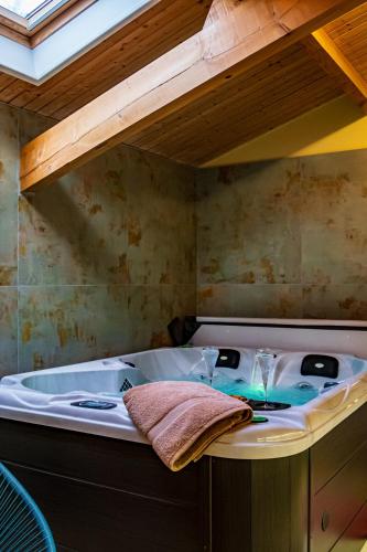 Karstais baseins, Chambre Cocooning avec accès jacuzzi et sauna (Chambre Cocooning avec acces jacuzzi et sauna) in Latrape