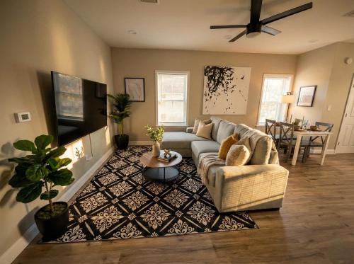 The loft at Park Place - 3rd floor walk up King and Queen beds fast WIFI and free coffee - image 9